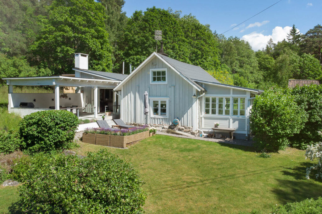 10. Nybyggt attefallshus pa╠e plats