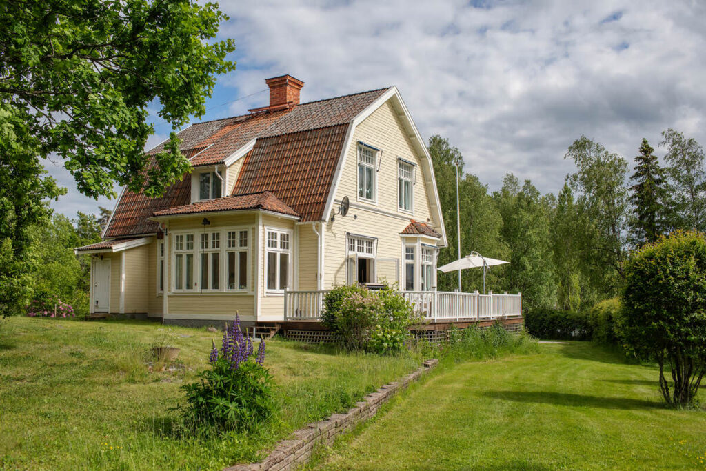 5. Nylagd stenga╠eng med natursten entre╠utrappa i tra╠edga╠erd