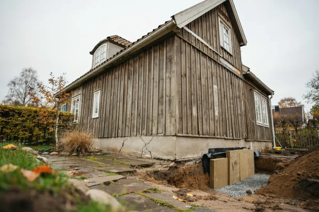s planerar du en h llbar husgrundsrenovering sprickor s ttningar och r tt tg rder f r villan